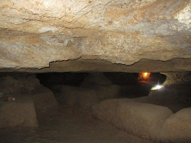 کاوش دستکندهای ترخوران تفرش در دستور کار نهاده شد