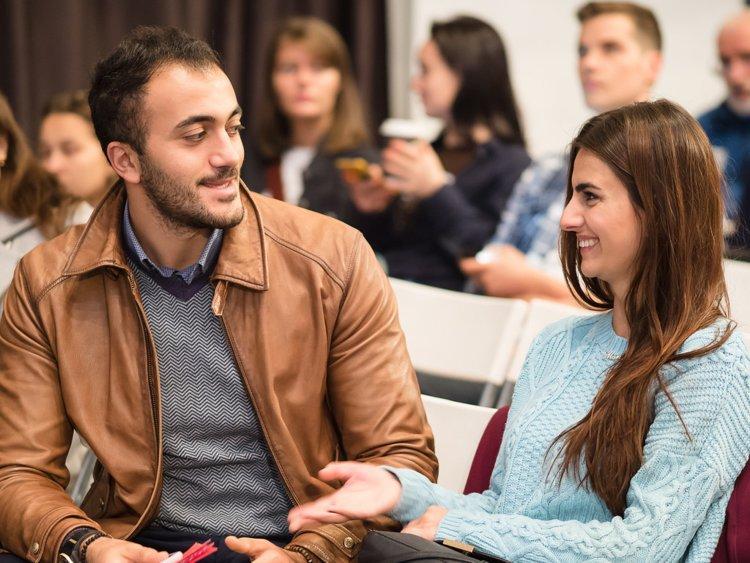 چطور محترمانه صحبت کسی را قطع کنیم؟